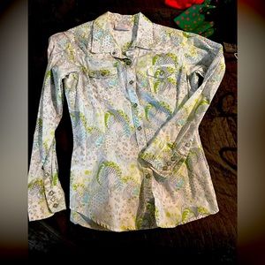 Ariat women’s size medium. Beautiful western shirt with pearl snaps.